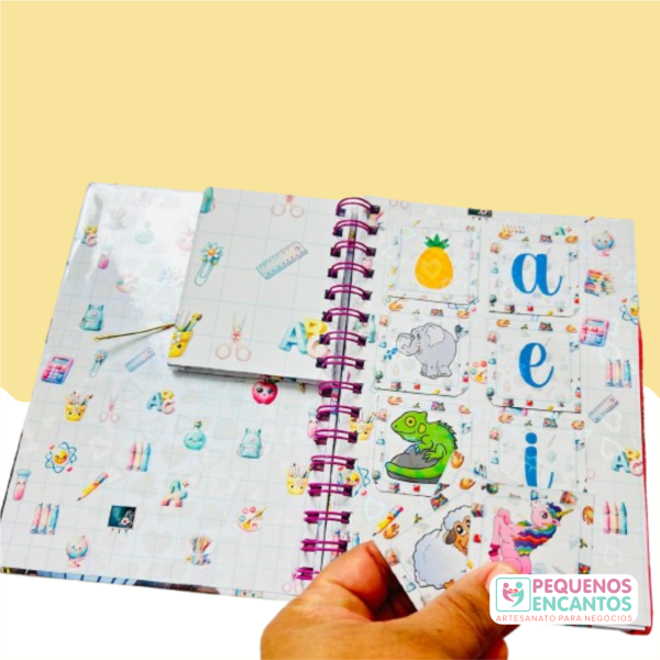 Kit Livro de Atividades com Pasta, canetinha e Bottons