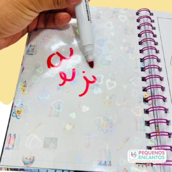 Kit Livro de Atividades com Pasta, canetinha e Bottons