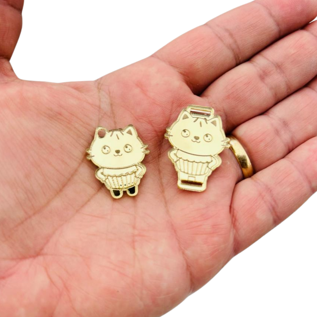 Aplique de Acrílico Espelhado Dourado A Casa Mágica da Gaby (Pingente ou Passante)